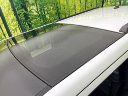 【ガラスルーフ】ガラスルーフ搭載で車内の解放感が一気にアップ！開放的なドライブをお楽しみいただけます。