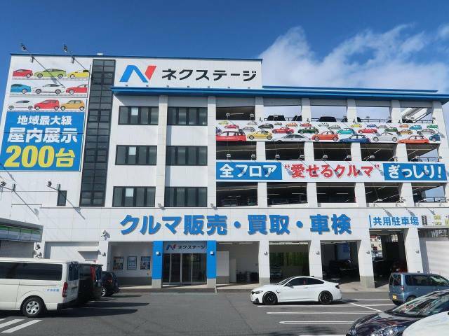 ズラッと並んだ展示車と大きな「N」の看板が目印です！