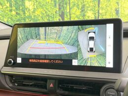 【パノラミックビューモニター】専用のカメラにより、上から見下ろしたような視点で360度クルマの周囲を確認することができます☆死角部分も確認しやすく、狭い場所での切り返しや駐車もスムーズに行えます。