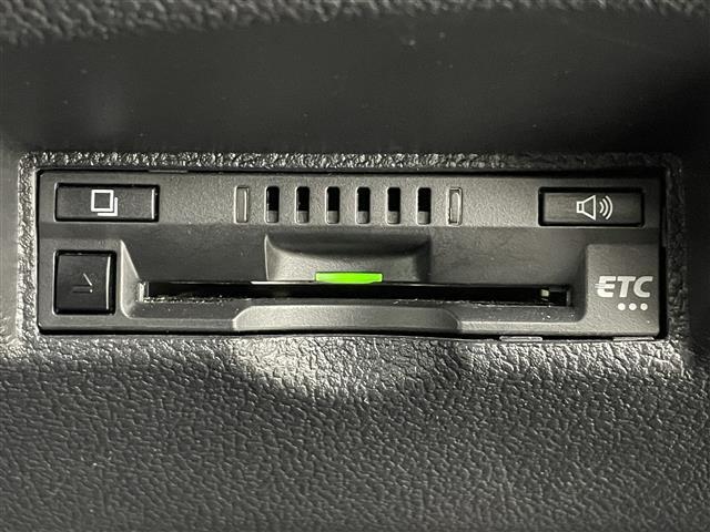 【ETC】有料道路を利用する際に料金所で停止することなく通過できる、ETC車載器（ノンストップ自動料金収受システム機器）が装備されています。セットアップを行うことで利用可能になります。