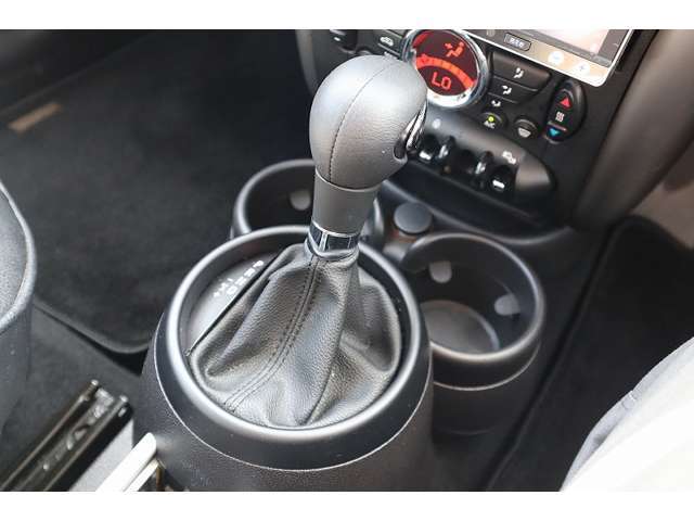 シンプルデザインで操作性重視なシフトノブ