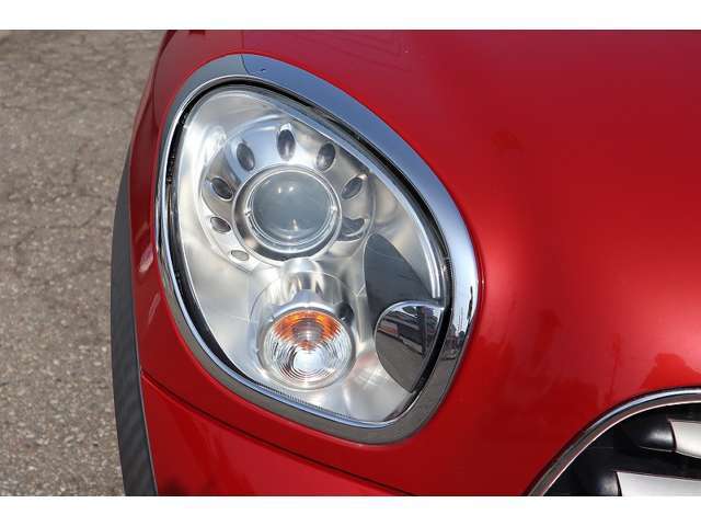 ヘッドライトはくすみ、汚れもなくクリアで綺麗な状態です。