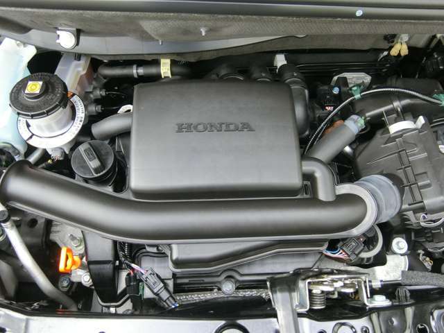 低速での力強さと高速でののびやかさ、そして燃費を高次元でバランスさせたDOHC i-VTECエンジンです。