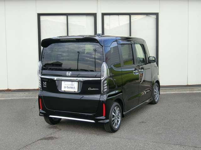 内部の加飾や光り方にもこだわった専用のフルLEDリアコンビネーションランプ。
