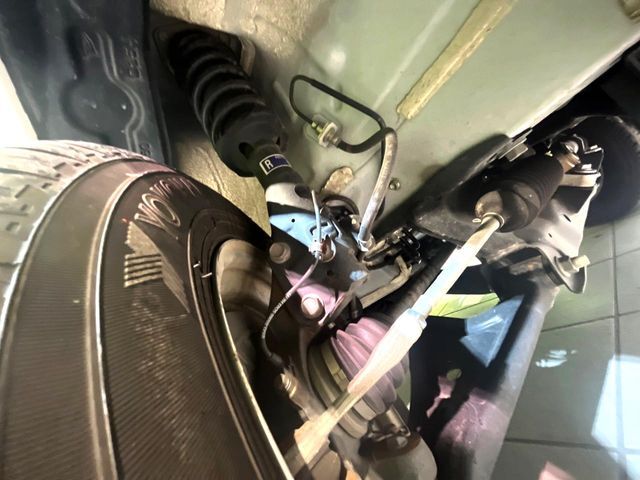 お車を安心してお乗りいただく為には、足回りの定期点検が欠かせません。サービスサポート（有償保証）では無料点検もご提供しており、安心のカーライフをお過ごしいただけるサポート体制が整っています。