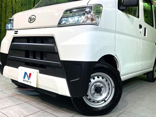 【LEDヘッドライト】悪天候や夜間走行時も良好な視界を確保し安心して運転できる高輝度LEDヘッドライトを装備！点灯速度が早く、消費電力も抑えられています。