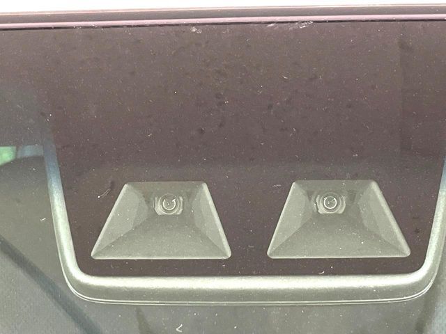 【スマートアシスト】走行中に前方の車両等を認識し、衝突しそうな時は警報とブレーキで衝突回避と被害軽減をアシスト。より安全にドライブをお楽しみいただけます。