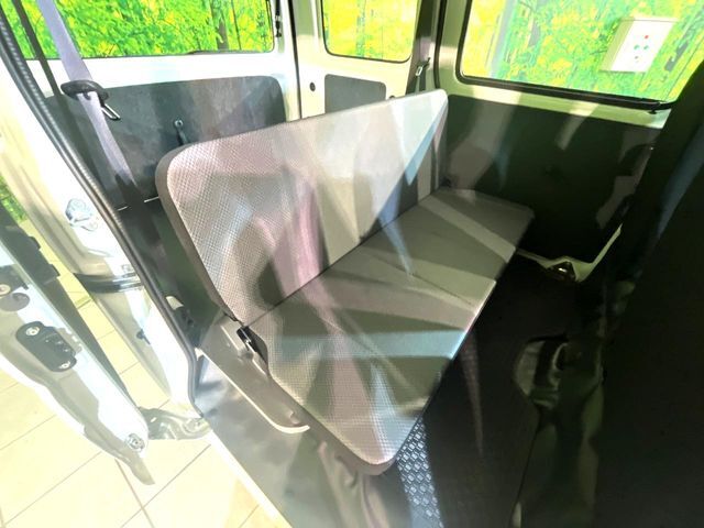 後部座席も気になるようなキズ・汚れやへたり等、大きなダメージはなく、良好な状態です。