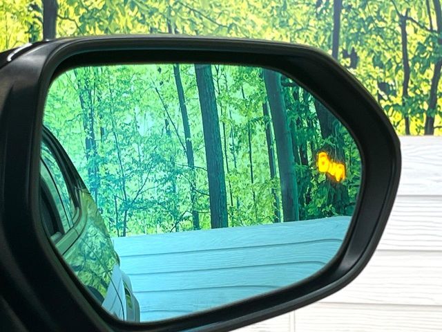 【ブラインドスポットモニター】走行中、ドアミラーの死角になりやすい箇所に後続車が接近するとサイドミラーのレンズに警告を表示！ドライバーに注意喚起をしてくれます。