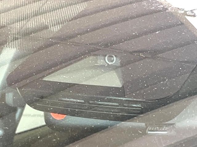 【トヨタセーフティセンス】走行中に前方の車両等を認識し、衝突しそうな時は警報とブレーキで衝突回避と被害軽減をアシスト。より安全にドライブをお楽しみいただけます。