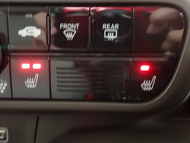 体を直接温めてくれるシートヒーターが装備されています。暖かくなるまでの時間も早いので寒い朝でも苦になりません。