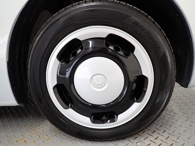 ホイールは車のデザインにマッチした専用タイプです。