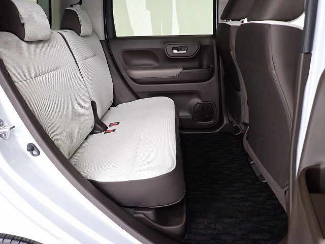 リアシートはシートを前後にスライドさせることが出来るので、足元を広くしたり、荷物が多い時は荷室スペースを広くとることも出来ます☆