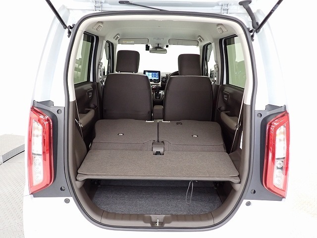 リアシートを使用しない時は、前に倒せば更に広々ラゲッジスペースの出来上がりです、更にたくさんの荷物が積み込み可能です！