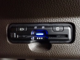 デザインスッキリのビルトイン『ETC』！高速道路の特典はもちろん、キャッシュレスなので料金所では徐行するだけで通過可能です！