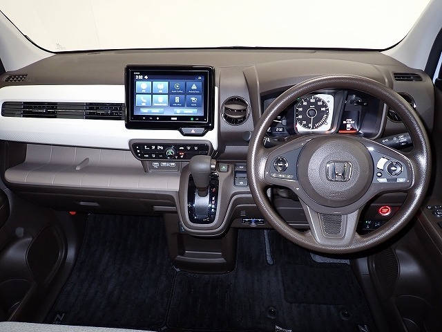 視界と視認性に優れたインパネまわりに統一感のあるデザインで全体をすっきりと。スイッチ類は見やすく分かりやすいレイアウトに。エンジンスタートはスタートボタンをワンプッシュ！