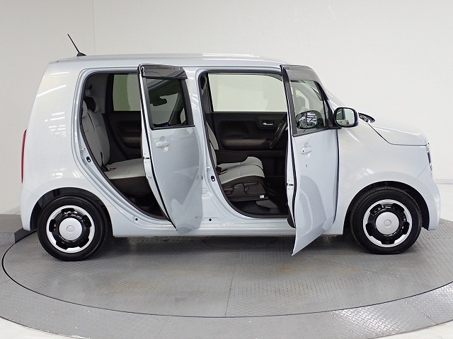 Honda独自のセンタータンクレイアウト、低床設計で床が低くドアも大きく開きますので、女性やお子様、ご年配の方にも一段と乗り降りがしやすくなっています。