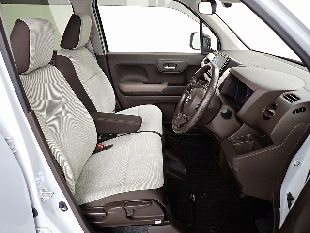 フロントシートはベンチシートで運転席と助手席の移動が楽々です。シートの高さも調整でき真ん中にはアームレストも装備されています！