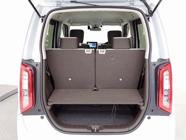 リアシートの後ろにはラゲッジスペースが確保されています。開口部も大きく床も低いので積み降ろしが楽です。