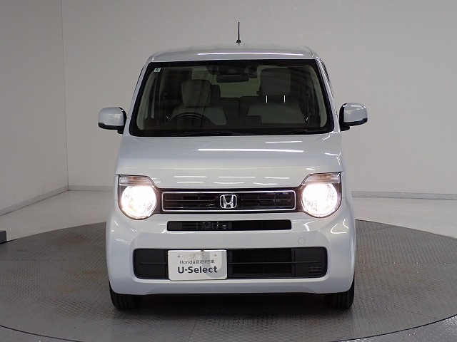 オートライトコントロールは暗くなるとヘッドライトを自動でつけてくれます。トンネルの多い郊外の道や、高速道路のトンネルを走行する時などは大変便利です。夕方、早目の点灯で安全も確保してくれます。