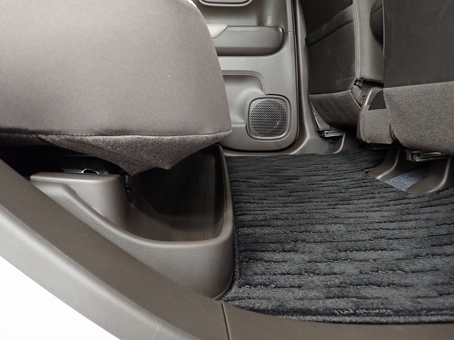 後席の足元には濡れた傘や汚れてしまった靴などを収納できるトレーがあります。