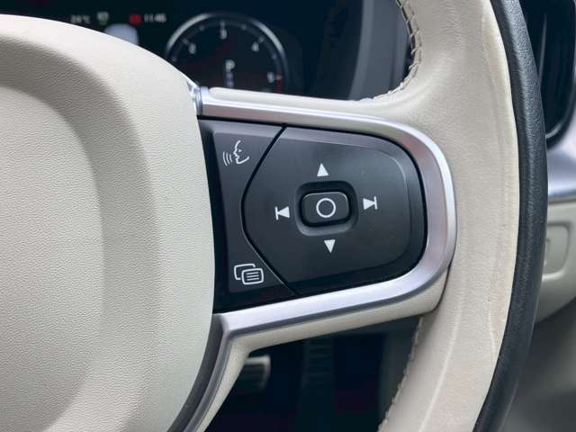 ドライバーとお車を繋ぐステアリングスイッチ。お手元のボタンで操作できます。