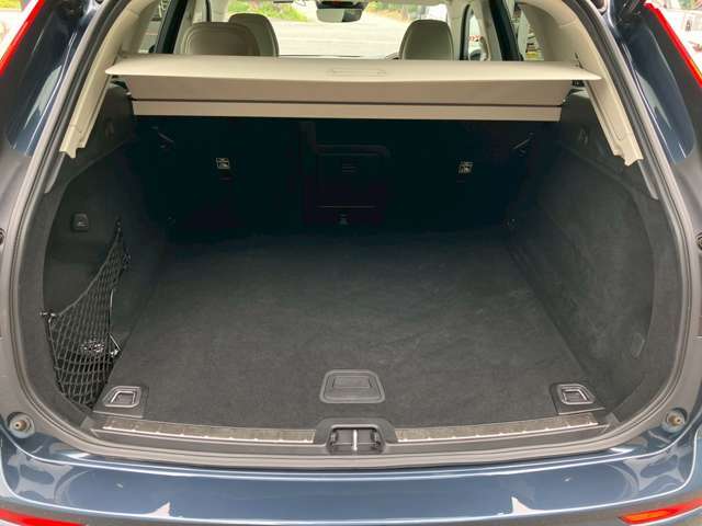 奥行きのあるフラットなトランクフロアと出っ張りの少ないトリム形状によりお荷物をたくさん積んで頂けます。