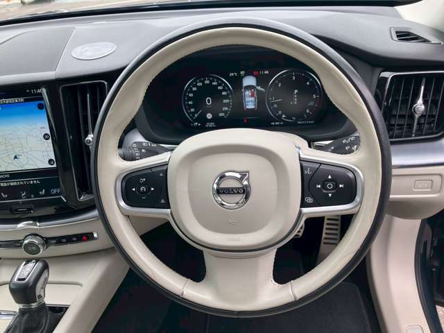 ドライバーとお車を繋ぐステアリングスイッチ。お手元のボタンで操作できます。