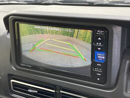 【バックカメラ】駐車時に後方がリアルタイム映像で確認できます。大型商業施設や立体駐車場での駐車時や、夜間のバック時に大活躍！運転スキルに関わらず、今や必須となった装備のひとつです！