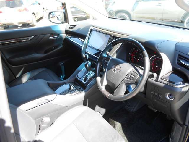 運転席の様子です。運転席はシートヒーター付で、寒い日にはうれしい装備です。