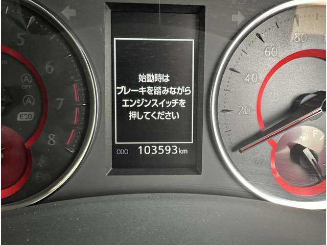 とっても見やすいメーターパネル。走行距離は、104000キロです！