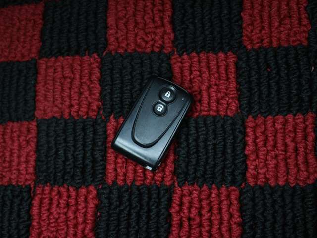 スマートキーも装備されていてお車の高額装備のひとつです！！カバンの中から鍵を探す手間もなくすぐに開閉できます！両手が荷物で塞がっている時や雨のときなど便利ですね！