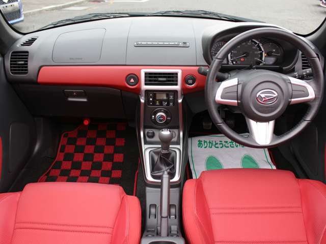 すっきりとしたコペンらしいデザインのダッシュ回り！フロントビューの視認性もよく運転しやすいと思います★