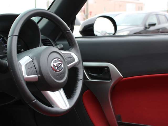 握り心地のよいステアリング！いつも触る部分ですので質感は良いほうが◎