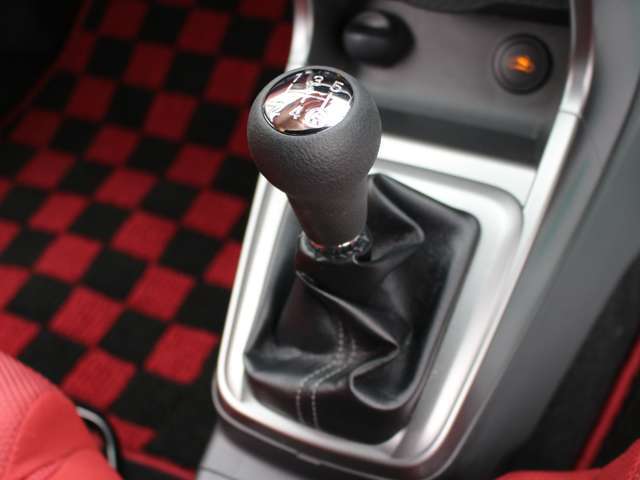 5速MT☆クラッチのすべり感もなくマニュアル車でよくダメになるシフトのリンケージのガタもありません！