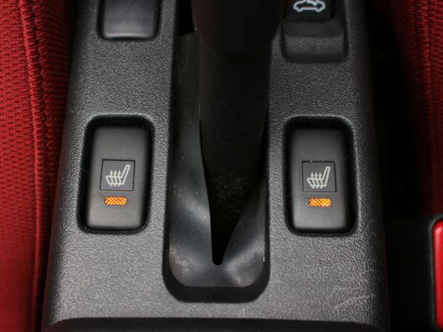 シートヒーターを装備しておりますので冬場でも冷たい思いをしません★暖房より早く温まるので快適です♪