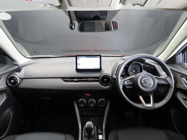 ドライバーの様々な体格に応じて適切な運転姿勢を取りやすいよう、ハンドルの前後位置と高さを調整できます。