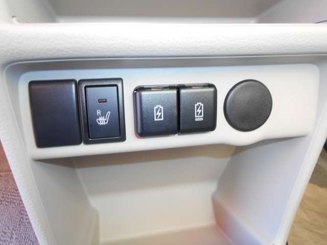 運転席にはシートヒーターを装備。またUSB充電ソケットも備えています。