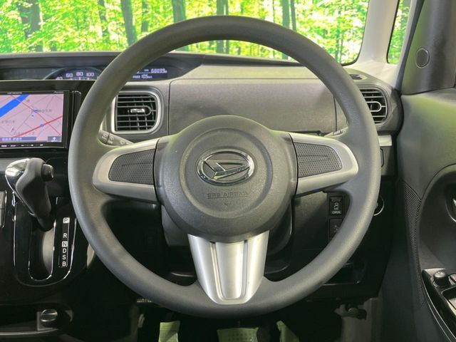 インテリアに合わせたデザインのステアリングは、運転される方のことも考え、運転しやすい形状、大きさです。是非一度、実際に触ってお確かめください。