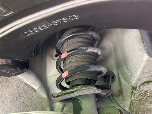お車を安心してお乗りいただく為には、足回りの定期点検が欠かせません。サービスサポート（有償保証）では無料点検もご提供しており、安心のカーライフをお過ごしいただけるサポート体制が整っています。