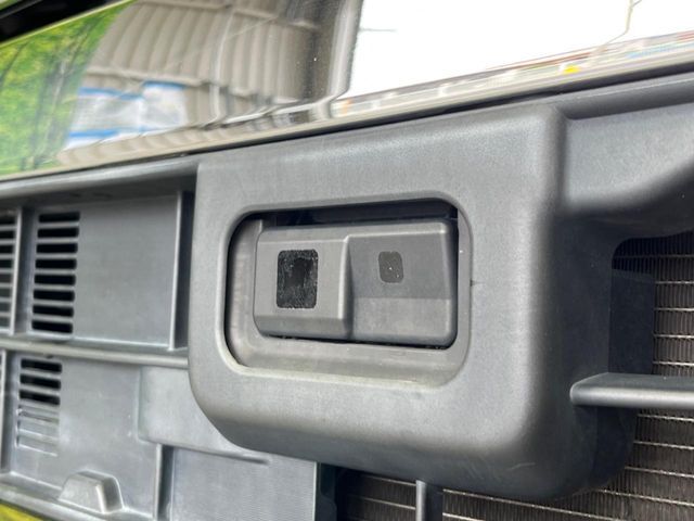 【スマートアシスト】走行中に前方の車両等を認識し、衝突しそうな時は警報とブレーキで衝突回避と被害軽減をアシスト。より安全にドライブをお楽しみいただけます。
