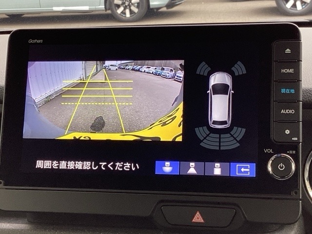 3ビュー切り替えやガイド線表示のバックカメラで、バックでの車庫入れも安心です。