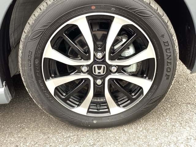 純正アルミホイールです。足元が引き立つので、車全体のイメージがアップしますよ！