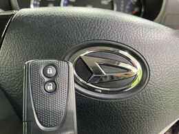 【キーフリーシステム】カバンやポケットに入れたままでもドアの施錠・解錠が可能なスマートキーを装備。エンジンのオン・オフ時もカギを取り出す必要が無いからとっても便利です♪