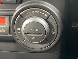 【オートエアコン】一度お好みの温度に設定すれば、車内の温度を検知し風量や温度を自動で調整。暑い…寒い…と何度もスイッチ操作をする必要はありません。快適な車内空間には必須の機能ですね♪