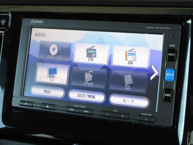 ギャザズメモリーナビ(VXM-164VFXi)が装着されております。AM、FM、CD、DVD再生、フルセグTV、Bluetoothがご使用いただけます。初めて訪れた場所でも道に迷わず安心ですね！