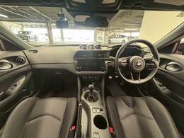 見通しの良いコックピットは普段のドライブに最適。運転しやすいお車となります。