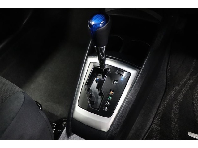 従来のATに比べ変速ショックの少ないCVT。シフトの操作はAT車と同じです。