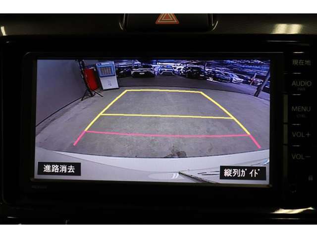 後方の死角を軽減し、狭い場所での切替しや駐車もしやすくなるバックモニターを装備しています。