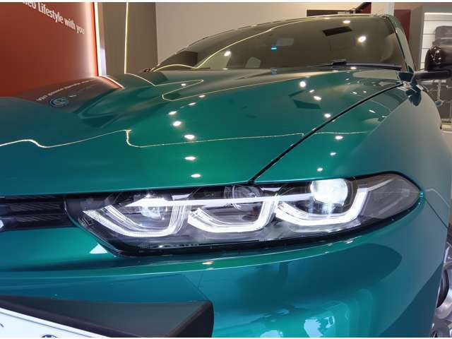 3連装LEDユニットが奏でるデイタイムランニングライトのライン。昼夜を問わず常に点灯し、対向車や歩行者、サイクリストからの被視認性を高め、事故発生のリスクを低減します。